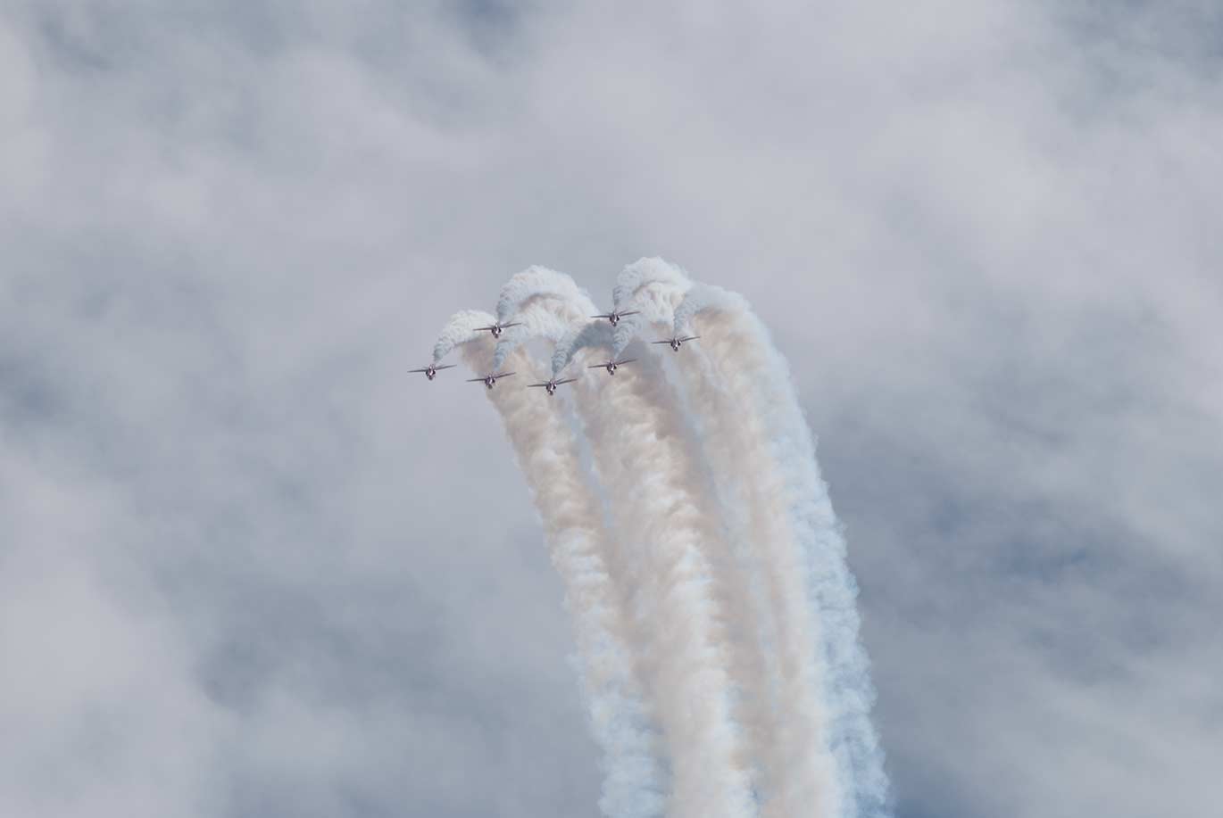 Picture of planes, badly cropped, low contrast